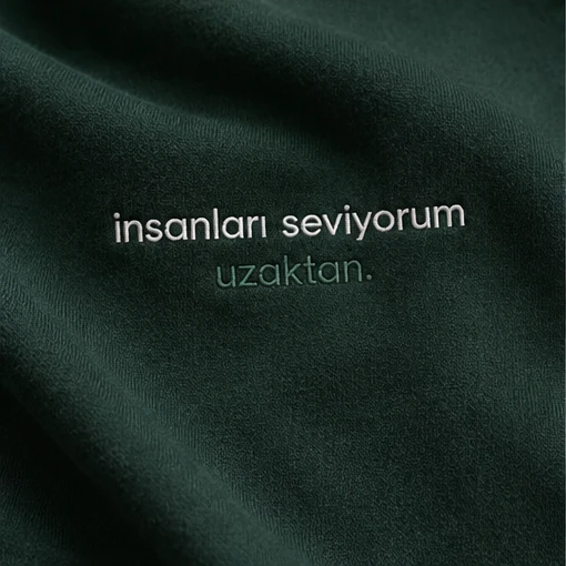 Yeşil sweatshirt nakış yakın plan